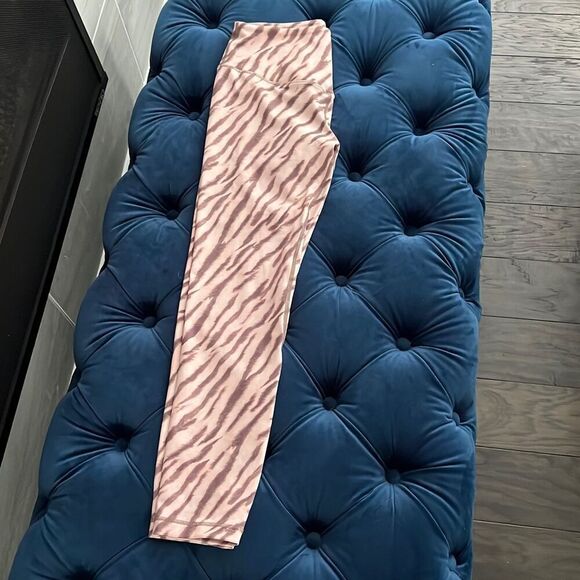 L’urv Cheetah Print Cropped Leggings Womens M Pink Animal Print‎ Athleisure - Picture 2 of 7